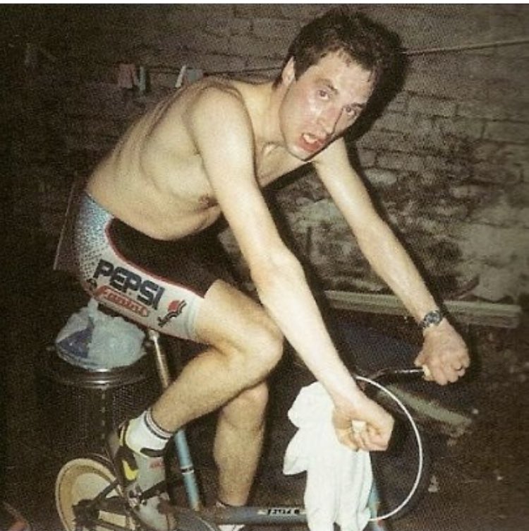 V_deVisentini's tweet photo. De esta foto no sé con qué quedarme. El culotte? El lugar? El rodillo? Crack absoluto #Obree https://t.co/HQsQyzFaHN