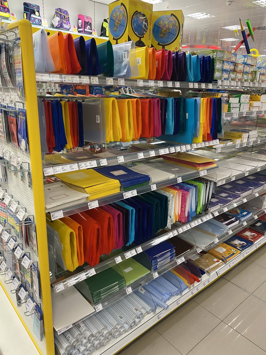 Während große Konzerne wie Drogerie Müller ihre Geschäfte offen halten dürfen und dort alles verkauft werden darf, müssen wir unsere Papierfachgeschäfte, Spielwarengeschäfte, Parfümerien geschlossen halten. Der <a href="/WKOe/">Wirtschaftskammer Österreich</a> ist das egal. Der Regierung auch. Mir nicht. #KurzMussWeg