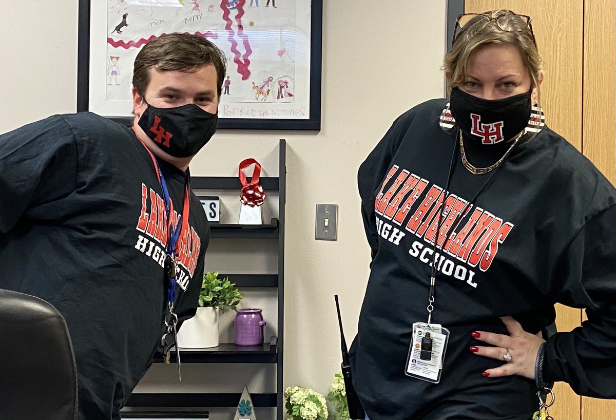kerrijones03's tweet photo. When you ❤️ @LakeHighlandsHS you wear the shirt, the mask and @KendallHasse even wears the earrings! @LamberthLHHS ❤️🐾 https://t.co/dw86g1oc0E