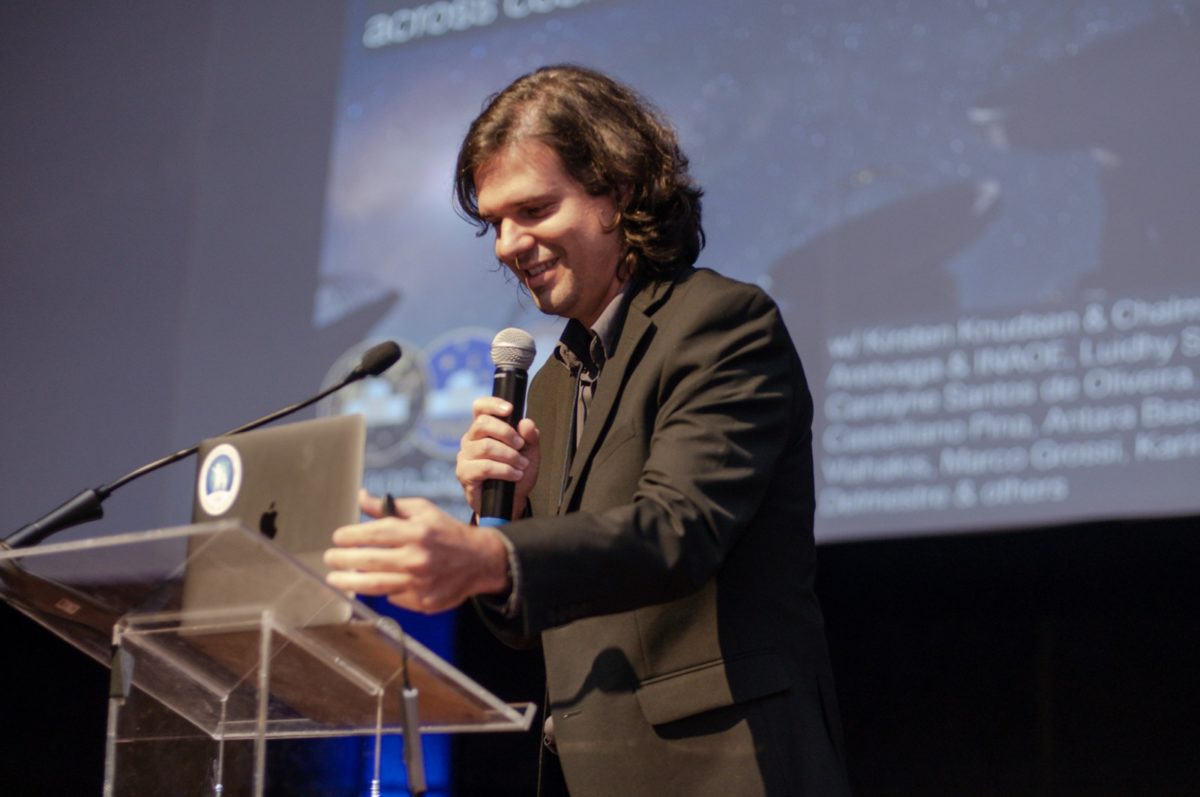 thiagosgbr's tweet photo. Oi! Sou doutor em Astrofísica pelo California Institute of Technology @Caltech e professor no @ValongoUFRJ . Especialista em formação e evolução de galáxias, e colunista no @tilt_uol #espacotempo. Coordenador de comunicação da Sociedade Astronômica Brasileira #AstroMais https://t.co/e1jVXepC6U
