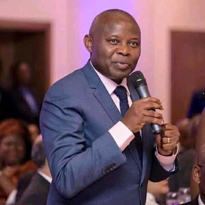 Le nom de cet homme ne figure pas dans le rapport ‘’MAPPING’’!
À ce rythme là, certains congolais de TRÈS mauvaise foi risqueront de le citer dans la mort de LUMUMBA ou des pendus de la Pentecôte!

#AtaKokosaEsengakaMwaNdambuYaMayele...
#AbomelaBinoNani?
#LokutaMabeMakasi...