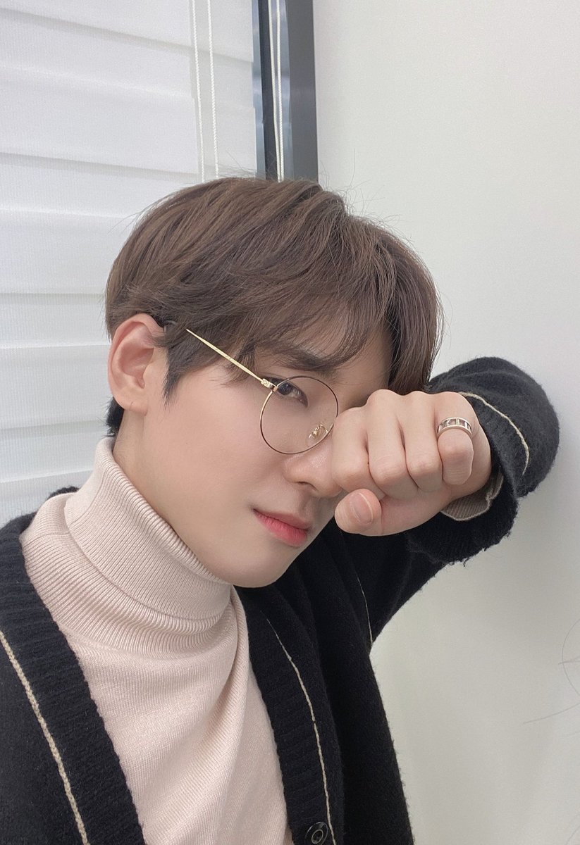 soonwonyoon's tweet photo. goodmorning sabi nila kapag inlove ka bumabagal ang mundo mo https://t.co/QzmWOBSvvg