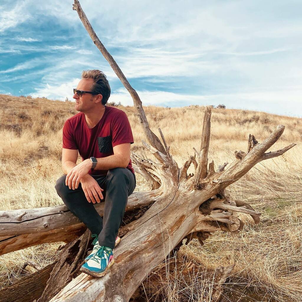 MarcusEaton's tweet photo. It’s a beautiful day to hike. Hope your New Year is going well so far! 
Fingers crossed for Georgia 🤞🏼
.
.
.

#singersongwriter #ontour #guitarist #guitar #acoustic #marcuseaton #looper #versionsofthetruth #invisiblelines #music #musician #livemusic #nat… https://t.co/aHoPNASFtV https://t.co/gV4svgmylR