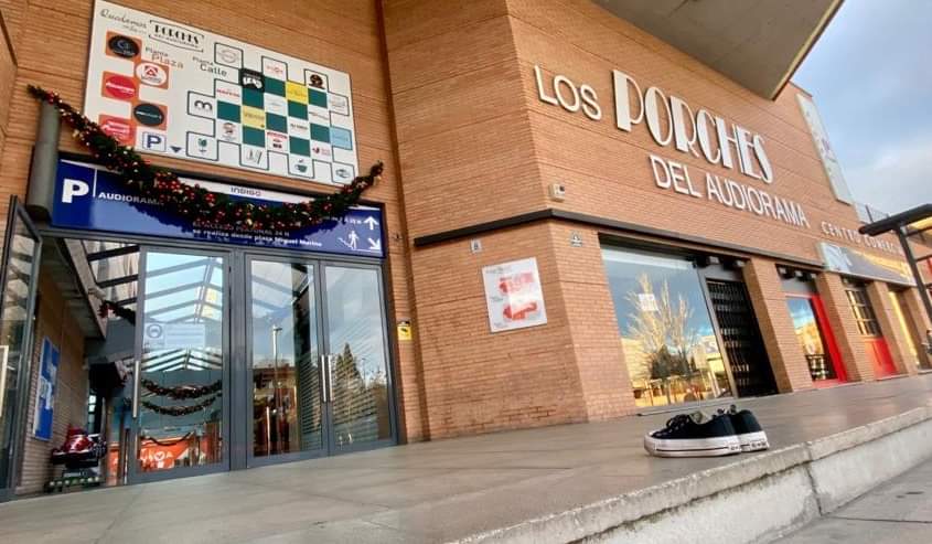 Nosotros ya hemos puesto los zapatos a la espera de la llegada de SSMM Los Reyes Magos🌠👑👑👑. 

Feliz noche de Reyes!

#QuedamosEnLosPorches