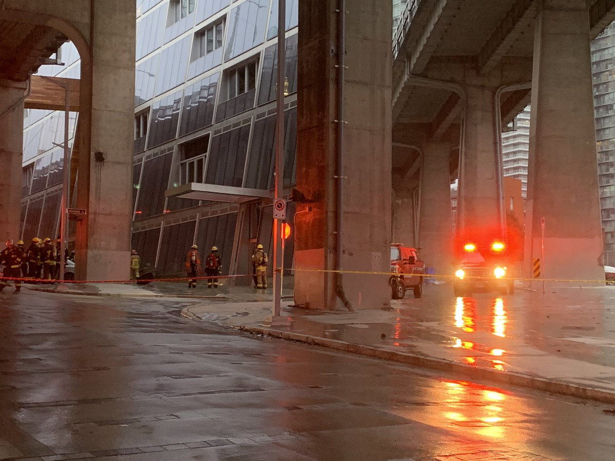 craigminielly's tweet photo. Fire / police on scene of reported #undergroundexplosion in construction area across from #vancouverhouse under the granville bridge. Neighborhood shut down in all directions. @CKNW @CBCVancouver @BC1 #news1130 https://t.co/9rSE4xURQH