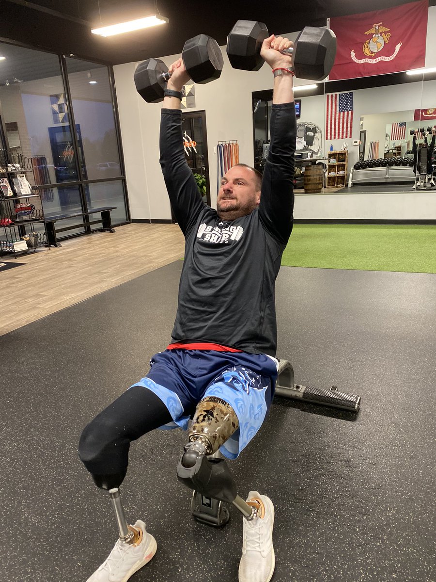 Knocking out some #arnoldpress on this cold Tuesday night!  🇺🇸💪🏼⚔️💪🏼🇺🇸. #getsome #shoulderexercise #personaltrainer #strongshopfitness #motivation #justwalk #NoLegsNoVisionNoProblem