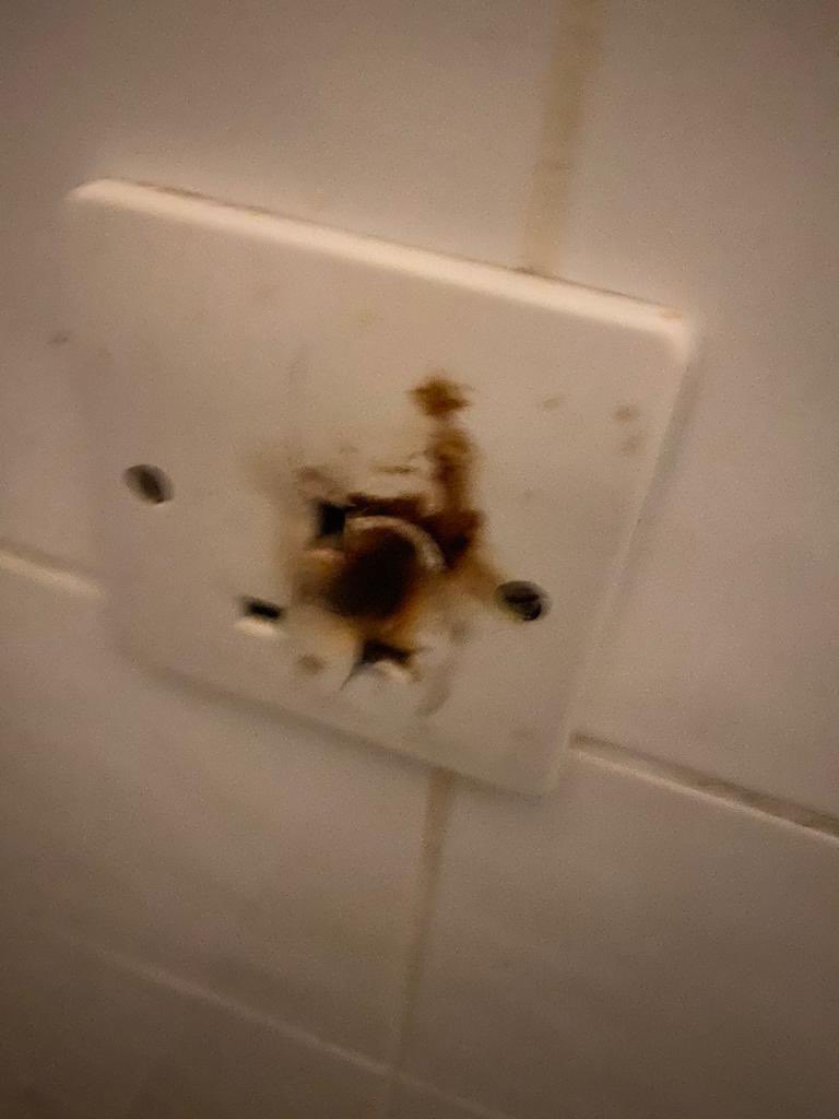 Brides4Less's tweet photo. @pa_housing How exactly are you here for people? By ignoring your tenants when they need your help? My sister has been without heating and hot water since October. U just take money from those on low incomes &amp; don’t bother 2 fulfil your contractual obligations i.e repairs. @CroydonGuardian https://t.co/gSUAhQGODN