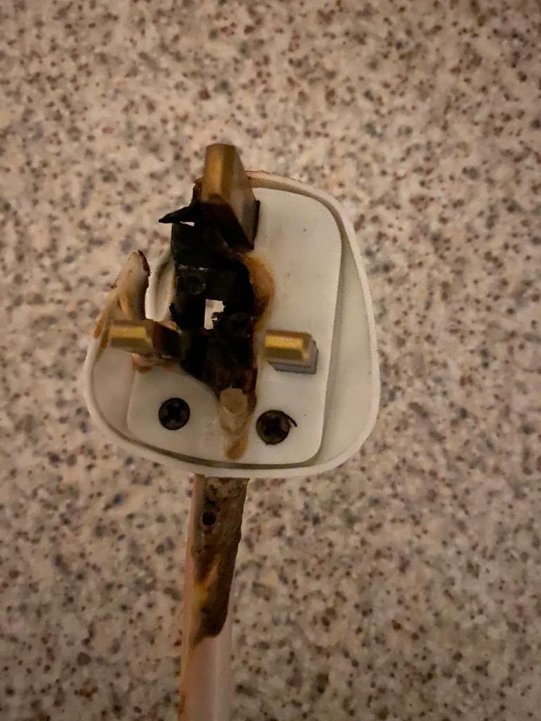 Brides4Less's tweet photo. @pa_housing How exactly are you here for people? By ignoring your tenants when they need your help? My sister has been without heating and hot water since October. U just take money from those on low incomes &amp; don’t bother 2 fulfil your contractual obligations i.e repairs. @CroydonGuardian https://t.co/gSUAhQGODN