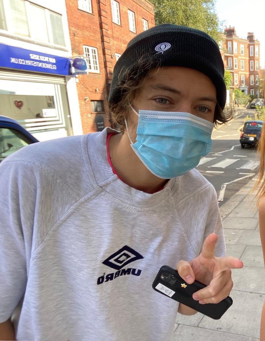 barzalpetals's tweet photo. “LA feels like work but london is home” https://t.co/ks6PeSuoR0