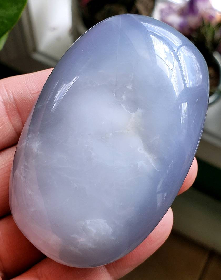 Chalcedony's historic lapidary symbols include overcoming shipwrecks; retaining faith; humility; kindness; serving with discretion; increasing wealth; eloquence.Contemporary correspondances include calmness; healing of remembrances; counselling and therapeutic communication.