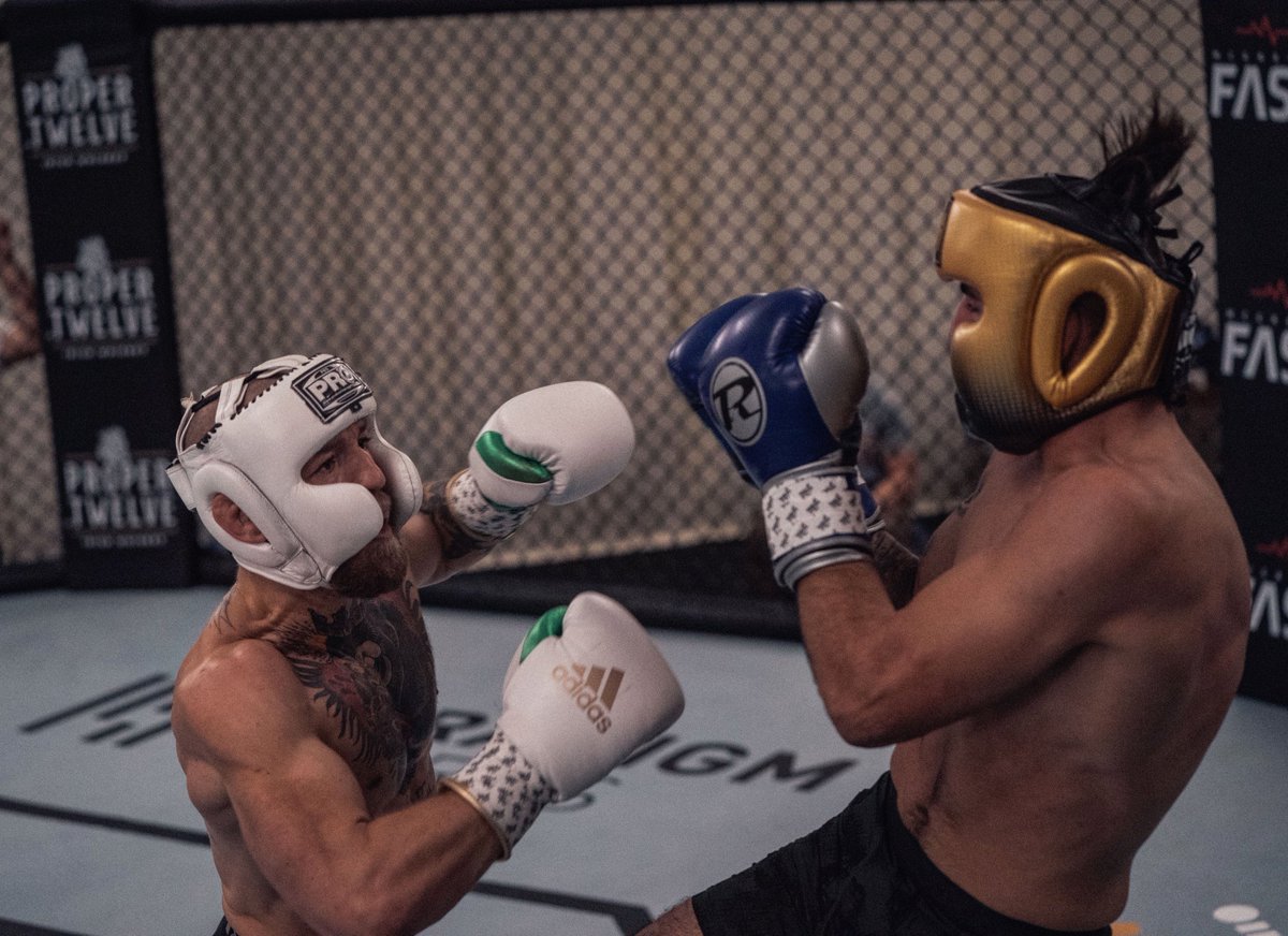 TheNotoriousMMA's tweet photo. Exchanging leather. #18days https://t.co/ADVJ2Vir4o