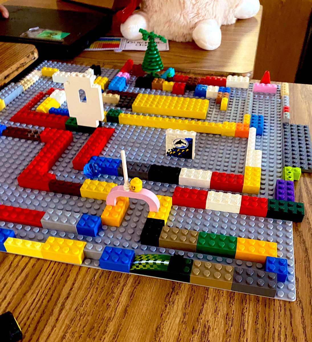 mcintyreclass4's tweet photo. Lego maze team challenge to get back into the practice of working together! #gfwinship #teamworkmakesthedreamwork https://t.co/KYBh5neKGc