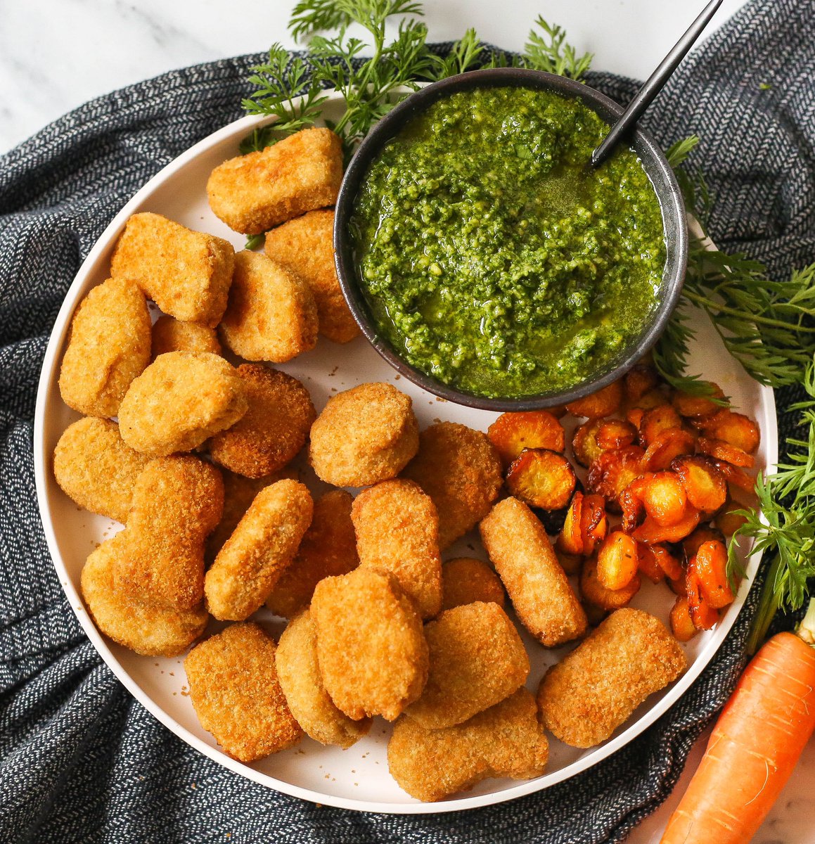 alphafoods's tweet photo. Recipe 3 of 21: Carrot Top Pesto with Alpha Nuggets π₯
Don't throw those carrot tops away, use them to create a delicious Carrot Top Pesto! It's creamy, herby and perfect for dipping crispy Alpha Nuggets in. Full #plantbasedrecipe here: https://t.co/qQ3fVcuBe3 #MeatlessMadeEasy https://t.co/IeeRbNMbDl