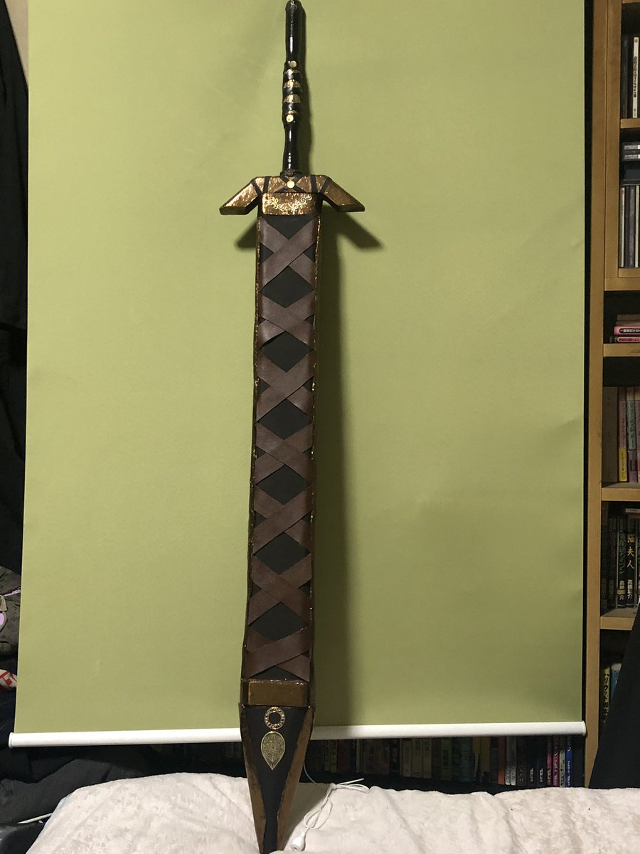 Twitter पर クヌギ餅 気分障害 暇つぶし 愚痴etc で インスタにも上げた物 鞘付き大剣 鉄真入りの木製 多分振り回すと持ち手から折れる 鞘もどうやって抜くのかは不明 背中や腰で抜けるとは思えないwでもこの位のサイズ感は好き 武器 創作 創作武器