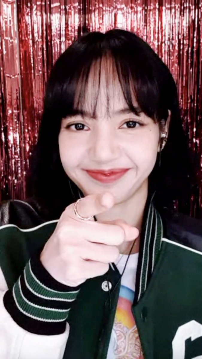 BlackBlinkInYo2's tweet photo. Pero no me di cuenta de que mi boca estaba embarrada de chocolate.
Cuando fui con mi mamá se dio cuenta de lo que había hecho y me dijo: Ya votaste por blackpink en los Seoul Music Awards? Si no votaste descarga la app y recolecta corazones para que estén en el Top10.
#LisaGang https://t.co/rQOwkPvD6x