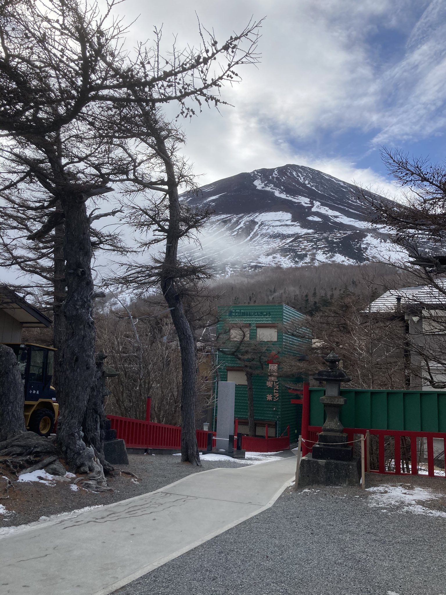 冨士山小御嶽神社 富士山小御岳神社 本日も開社しております 開門は15時半迄でございます 本日は少し曇りがちですが 気温もマイナス1 前後 風もなく穏やかになっております 明後日からかなり寒くなる予報となっておりますので天気予報をご覧になって 冨士山小御嶽神社 富士山小御岳神社 本日も開社しております 開門は15時半迄でございます 本日は少し曇りがちですが 気温もマイナス1 前後 風もなく穏やかになっております 明後日からかなり寒くなる予報となっておりますので天気予報をご覧になって