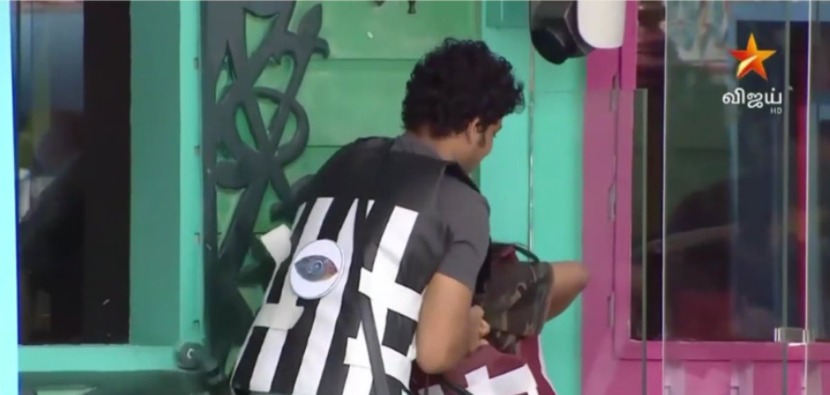 nellaiseemai's tweet photo. Although #Somshekar playing the game nicely, he didn't try hard with #RamyaPandiyan but tried too hard with #Gebriella.
Som was UNFAIR to #Geby just bcoz she was his friend.
But as usual Ramya cheated Som (as in "nari" task)
#BiggBossTamil4
#BiggBossTamil https://t.co/fohIkLL4Sj