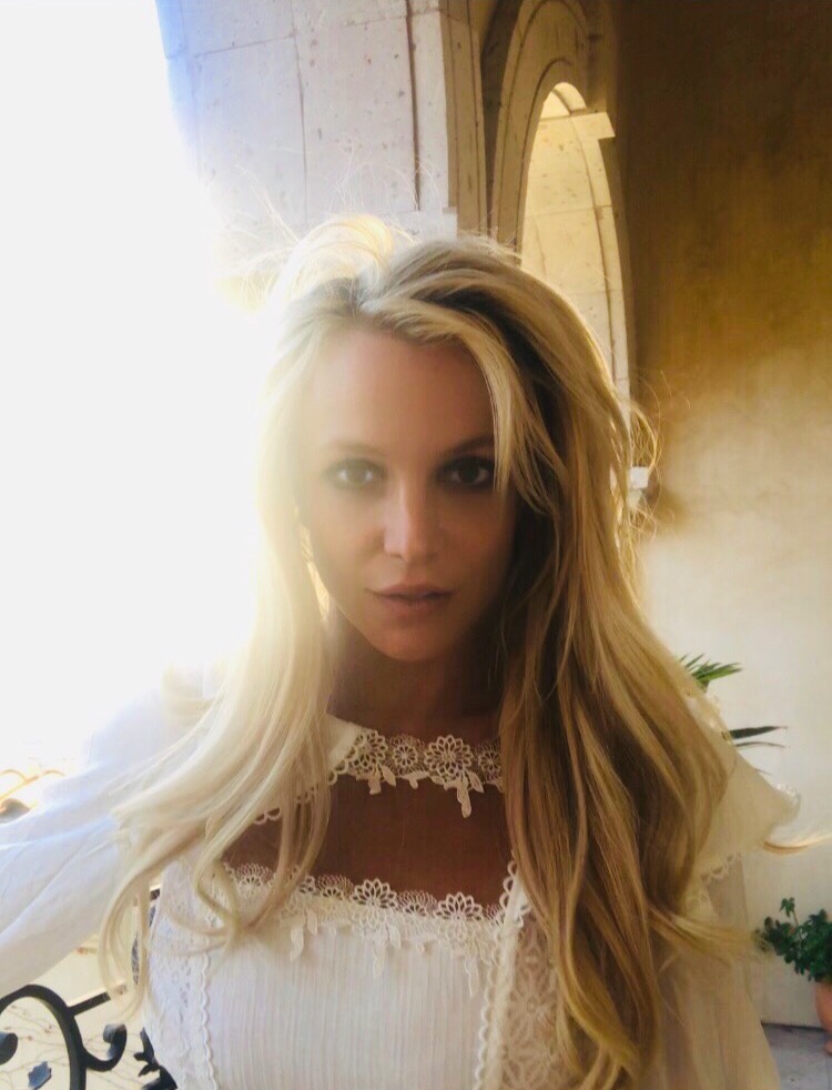 Britney Spears On Twitter Looks Like The Light Of God Coming In