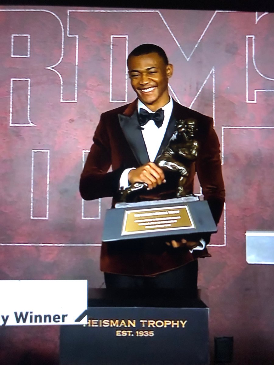 JayBarker7's tweet image. Congrats to the 2020 ⁦@HeismanTrophy⁩ winner, @DeVontaSmith_6⁩! What a class act. From 2nd and 26 to Heisman trophy winner. What a career. Congrats to ⁦@MacJones_10⁩ and ⁦@ohthatsNajee22⁩ on being finalist. RTR!