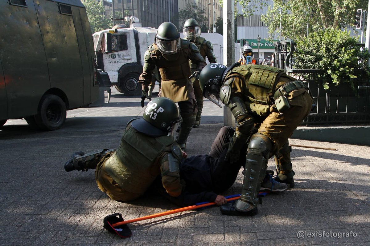 PiensaPrensa's tweet photo. En Chile no está permitido enseñar DDHH.
Solo se permite violar los DDHH. https://t.co/wccGbt1rw5