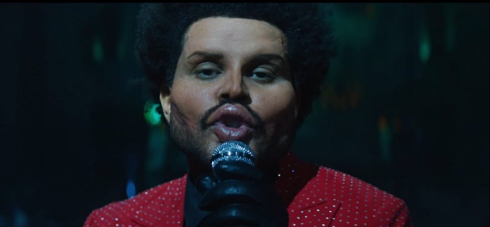 O clipe se inicia com a gente já encontrando um The Weeknd com um rosto totalmente diferente e deformado por cirurgias plásticas. Isso pode nos levar à crítica dos padrões de beleza que a indústria impõe: Estrutura facial harmonizada, maçãs marcadas, lábios carnudos e nariz fino.