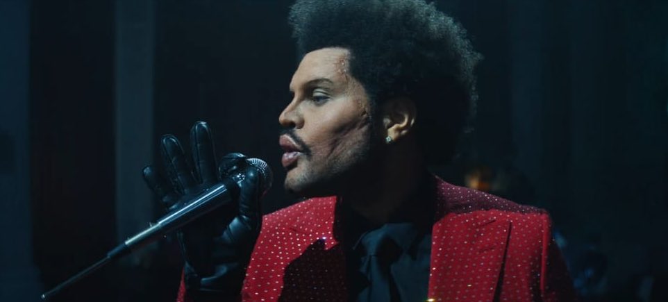 The Weeknd mostra mais uma vez que precisa mudar sua aparência para ser aceito pela indústria e pela mídia Hollywoodiana.