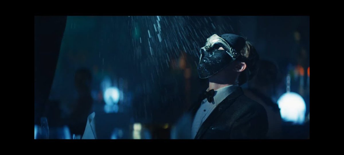 A outra interpretação possível, é a referência ao vídeo em que Kanye West urina no troféu do Grammy, o Gramafone, pela movimentação do champanhe caindo e ângulos da câmera.