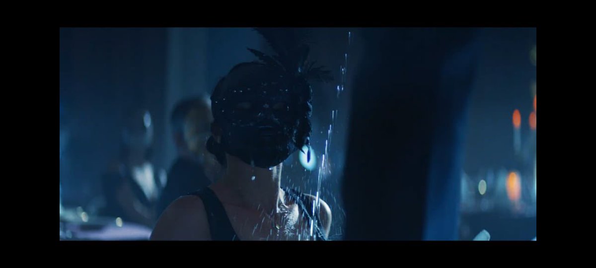 A outra interpretação possível, é a referência ao vídeo em que Kanye West urina no troféu do Grammy, o Gramafone, pela movimentação do champanhe caindo e ângulos da câmera.