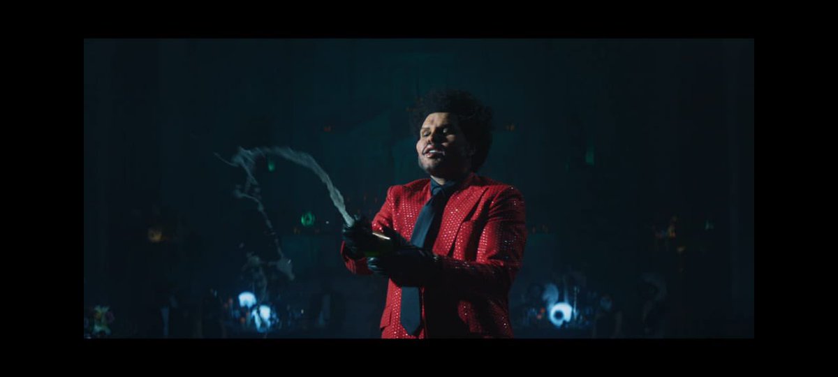 Logo depois vemos a cena de The Weeknd jogando champanhe na plateia e aqui podemos ter 2 significados: O champanhe simboliza as "lágrimas" de The Weeknd, ele as derrama sobre as pessoas que o causaram dor.