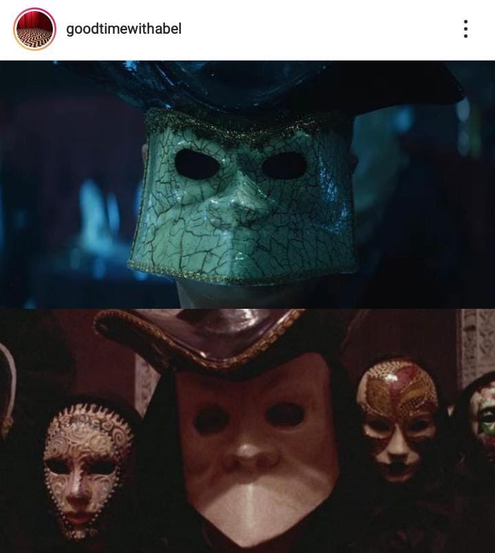 Algumas referências cinematográficas: As pessoas mascaradas remetem ao filme "De olhos bem fechados" e a diversas cenas do Coringa, como por exemplo: a arma na cabeça.