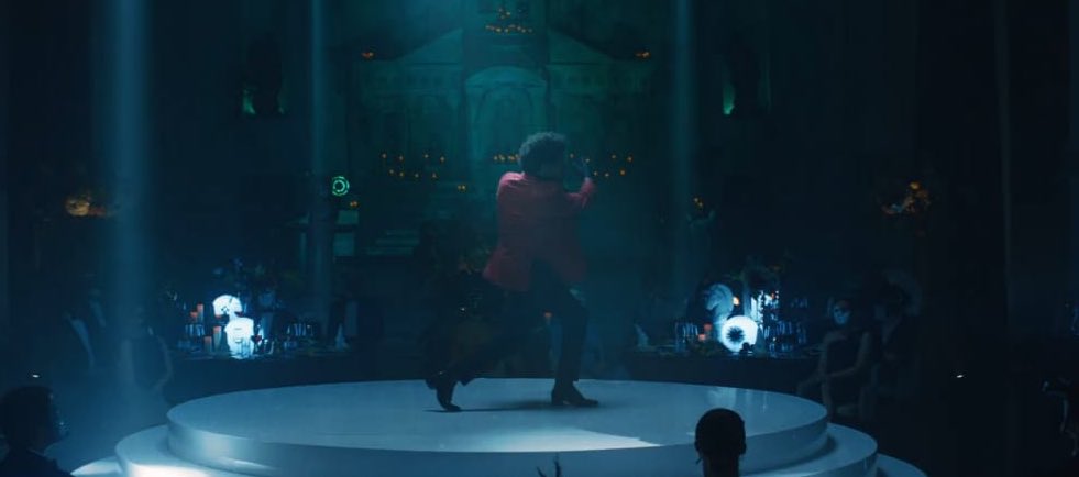 Dando continuidade nas cenas, há o momento em que The Weeknd pega um troféu, olha para ele e canta o trecho: "Eu parti seu coração como você partiu o meu / E agora você não vai me amar por uma segunda vez". Com desprezo, ele joga o troféu para fora do palco.