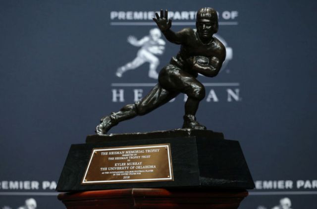 SPORTalkAlabama's tweet photo. Congrats to @DeVontaSmith_6 for winning the Heisman Trophy.
#RollTide https://t.co/AOzUUuD5PX