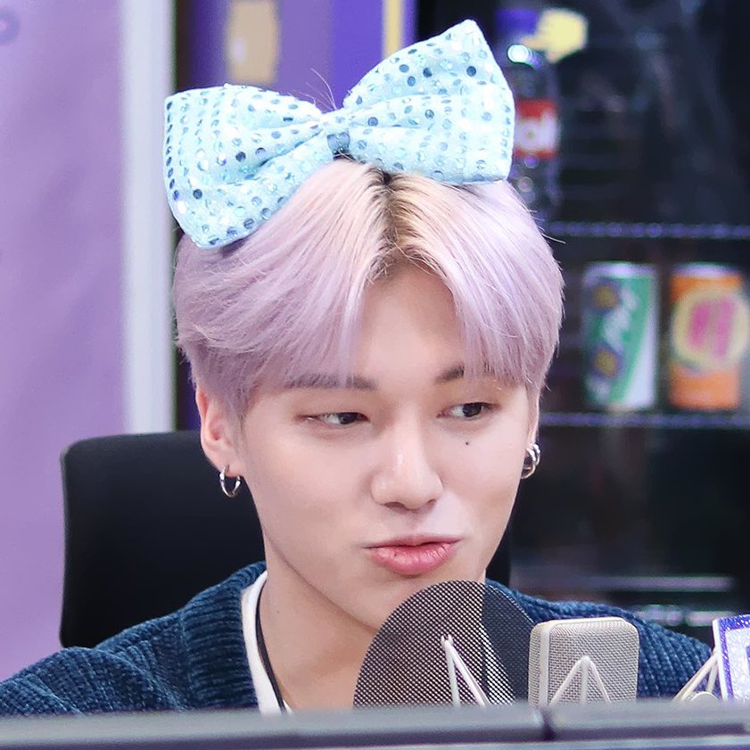 thinkingjwy's tweet photo. he and his cute head accessories 🥺 https://t.co/M9wsZyGLFY