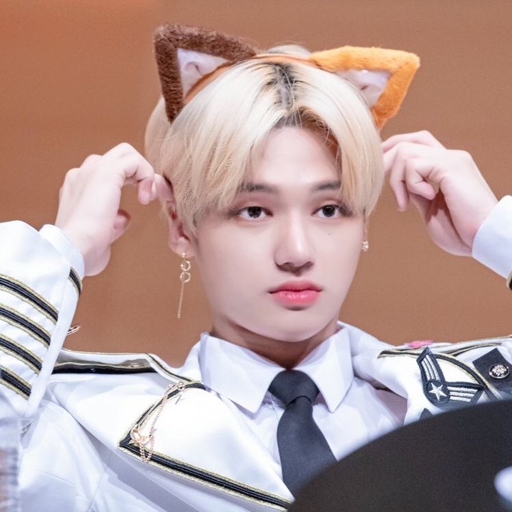 thinkingjwy's tweet photo. he and his cute head accessories 🥺 https://t.co/M9wsZyGLFY