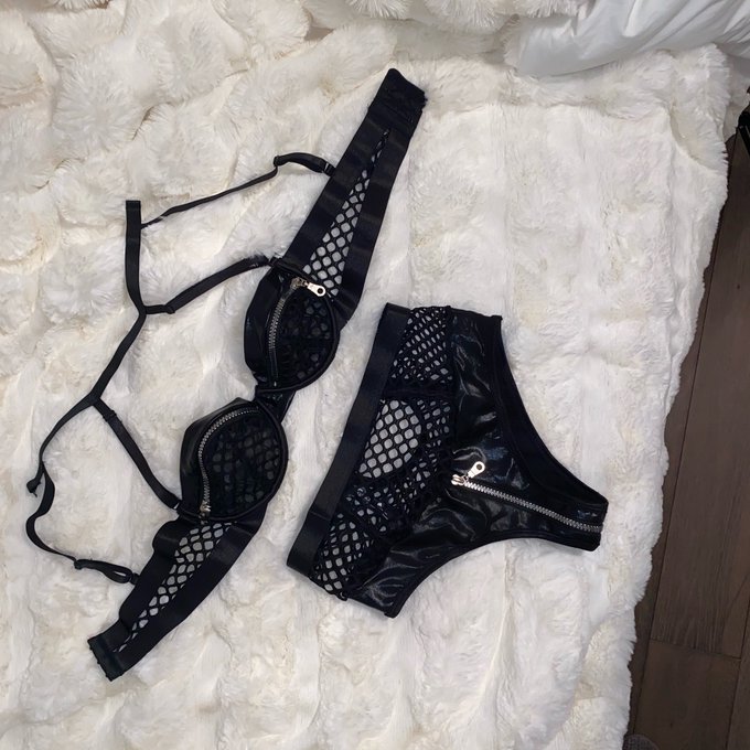 More items listed on my Poshmark✨All for $10😇 https://t.co/U1XYBMIQUX https://t.co/dsUThbc5WQ