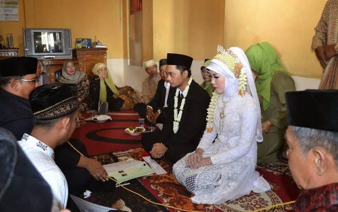 Bandungfess's tweet photo. Euy barudak cewe kalo ada yang ngajak nikah sesederhana ini kalian gengsi gak, malu gak euy ? menurut kalian gimna https://t.co/yvENYUmi7A