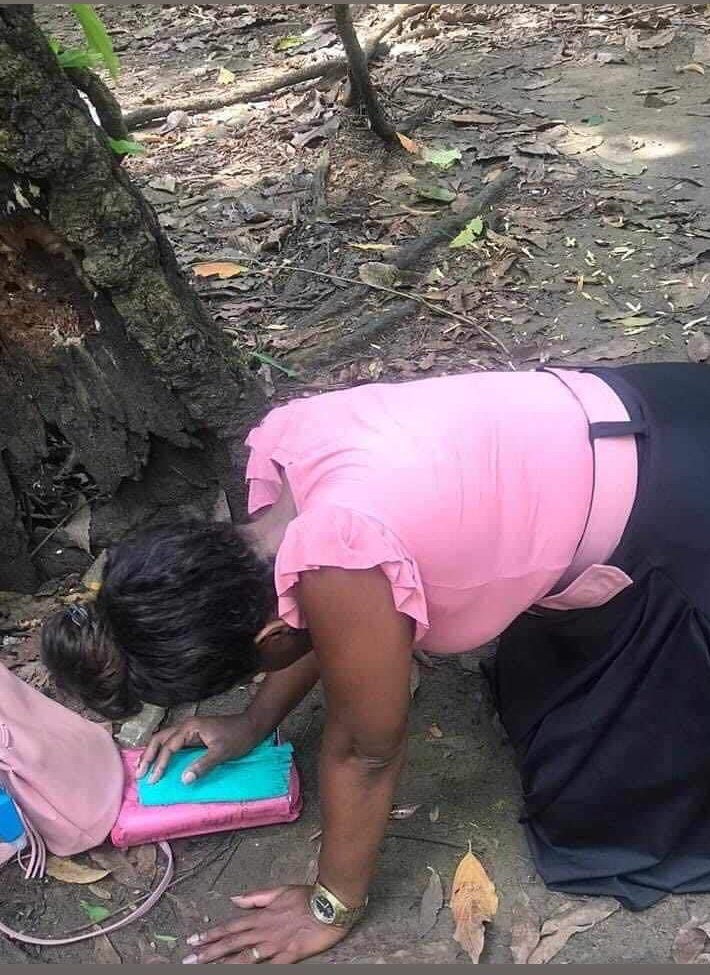 virgulados's tweet photo. ESSE JOELHO NO CHÃO DA NOSSA MÃE JA NOS LIVROU DE MUITO LAÇO DE MORTE 🙏🙏🙏 https://t.co/M3YiHAD82k