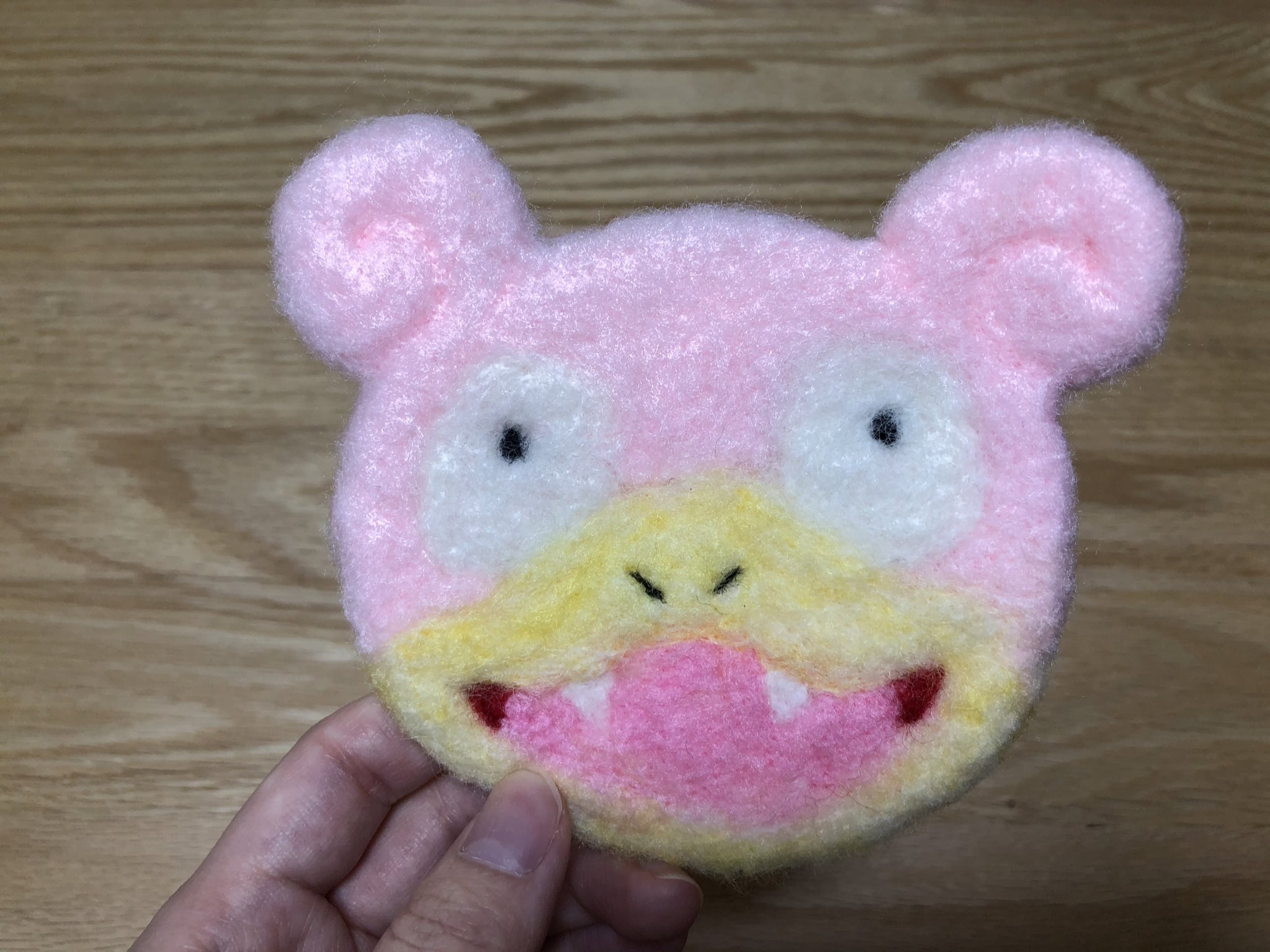 ぽこあ 我が家の手作りコースターの クッパjr とヒポポタスに ヤドンが仲間入りした リクエストのヤドン作り始めてから 前使い切ってた薄黄色のフェルトを 追加してなかったの思い出して 黄色と白色のフェルト混ぜて 応急処置 ヤドン特有のまぬけ面