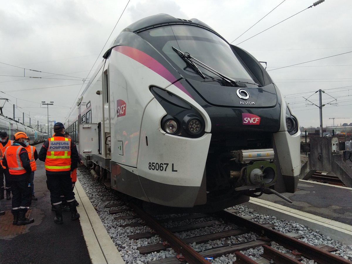 MaintenanceSNCF's tweet photo. Hier, nous avons accueilli les pompiers du @SDIS44 pour une formation aux consignes de sécurité du domaine ferroviaire et au fonctionnement du Matériel @TERPays2LaLoire . Se former pour anticiper ! https://t.co/QF1wvCKqb4
