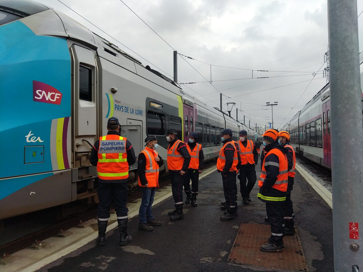 MaintenanceSNCF's tweet photo. Hier, nous avons accueilli les pompiers du @SDIS44 pour une formation aux consignes de sécurité du domaine ferroviaire et au fonctionnement du Matériel @TERPays2LaLoire . Se former pour anticiper ! https://t.co/QF1wvCKqb4