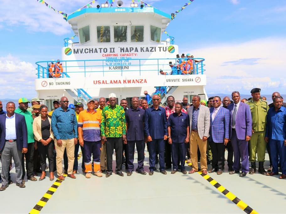 TZMsemajiMkuu's tweet photo. Serikali yapokea kivuko kipya cha MV. CHATO II HAPA KAZI TU.  Kivuko hicho kimegharimu shilingi bilioni 3.1 na kina uwezo wa kubeba abiria 200 na magari 10 sawa na tani 100, kitatoa huduma kati ya Chato Mharamba, Nkome na visiwa vya jirani ikiwemo Senga, Bukondo na Izumacheli. https://t.co/HPpVoGZ3hk