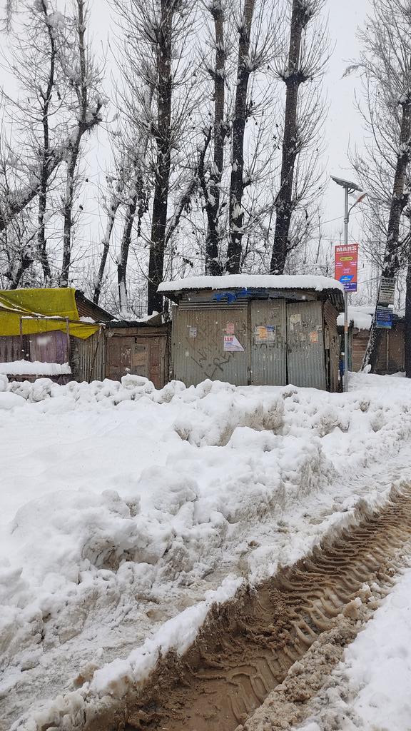 Nasrullahpora's tweet photo. No snow clearance yet in Nasrullahpora, soibugh, warpora,Galwanpora . Request to @DC_Budgam   #Wardofficer Nasrullahpora  and other concerned to look into the matter and do needful. 🙏🙏🙏🙏🙏🙏🙏🙏🙏🙏 https://t.co/dNhbpkSpYp