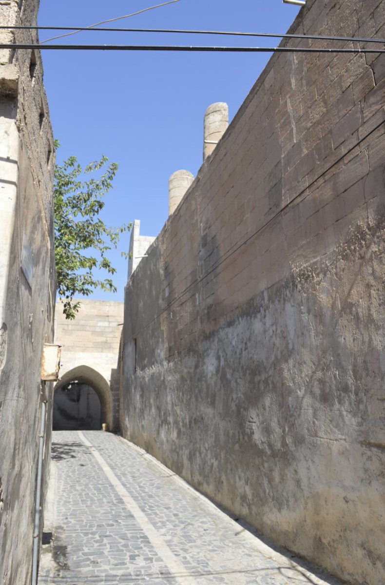 Şanlıurfa’da rüzgar yakalayıcılar; “badgel”. Farsça “bad” rüzgar, Türkçe “gel” birleşmiş, rüzgar yakalayıcının adı olmuş. Yapıyı serinletmek için, daha çok İran’dan örneklerini bildiğimiz rüzgar yakalayıcılar meğer Şanlıurfa’da da varmış ve korunmamışlar. *Kaynak: Yahya Melikoğlu