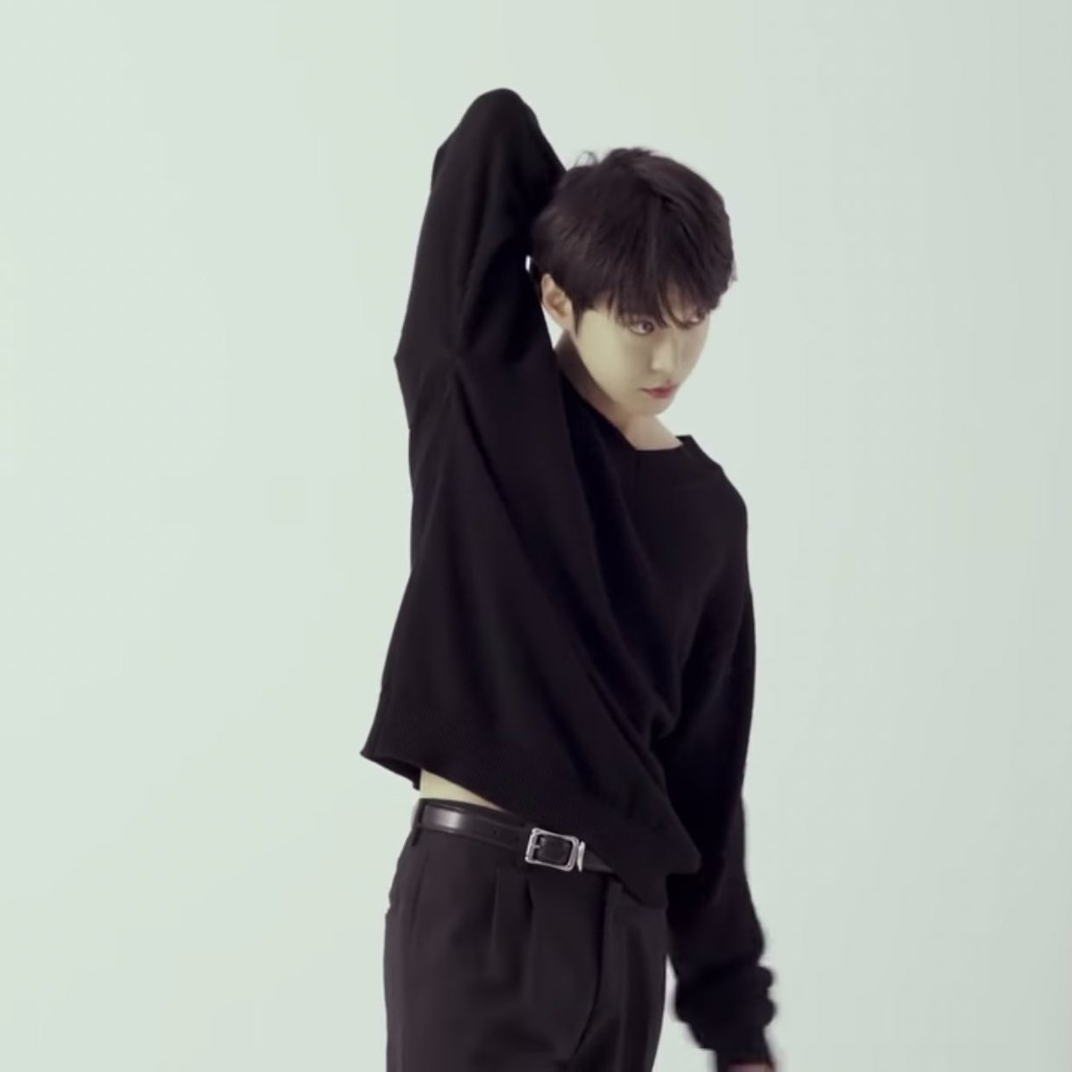 : เธอคะ เอาเสื้อลงหน่อย
: เธอก็ติดกระดุมเสื้อก่อนดิ