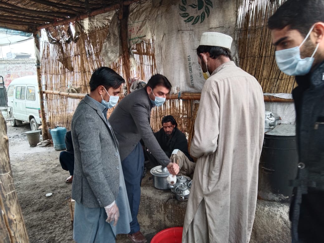 KPFoodAuthority's tweet photo. خیبرپختونخوا فوڈ سیفٹی اتھارٹی کا قبائلی ضلع خیبر میں اشیاء خوردونوش کے کاروباروں کا معائنہ
دکانداروں کو آگاہی مہم کے تحت حفظان صحت کے اصولوں کے بارے میں آگاہی
بڑی مقدار میں زائد المعیاد اشیاء خوردونوش، تقریباً10 کلو سویٹس ریوڑی برآمد، کر کے موقع پر تلف
#Food #Expireditems #shop https://t.co/gDPpskP2ls