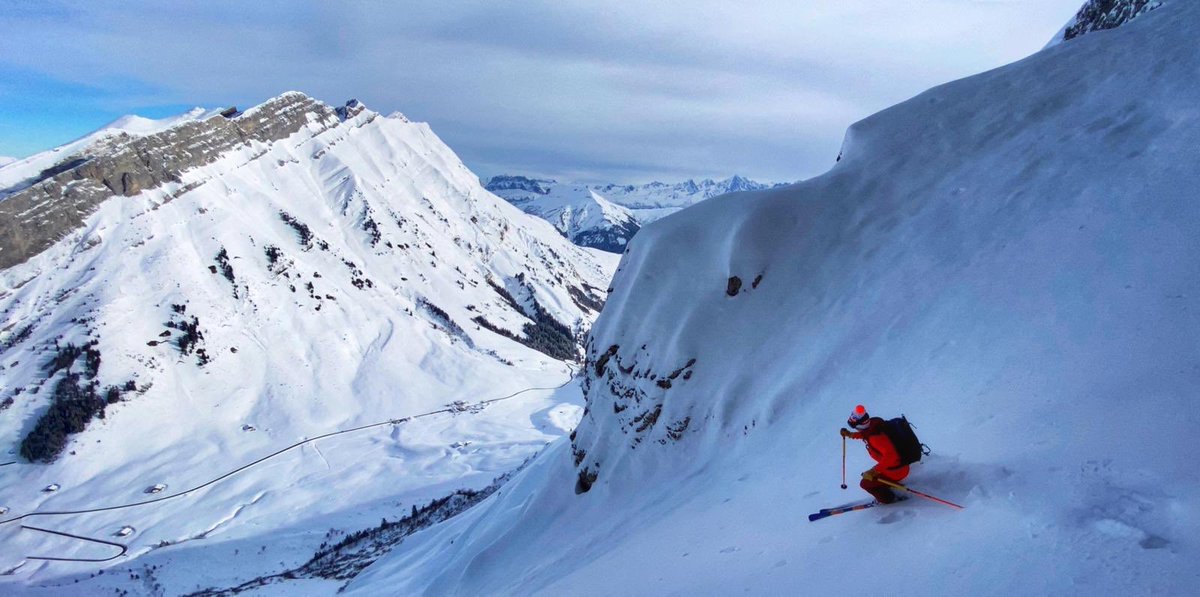 f_manners's tweet photo. A new year and a new area to explore ski touring. The Aravis has some cold and soft snow at the moment, more than Chamonix and so I have been escaping the crowds skinning up the piste and finding some beautiful hidden gems in other valleys #earnyourturns #skitouring #winter2021 https://t.co/BoRdVZhcuA