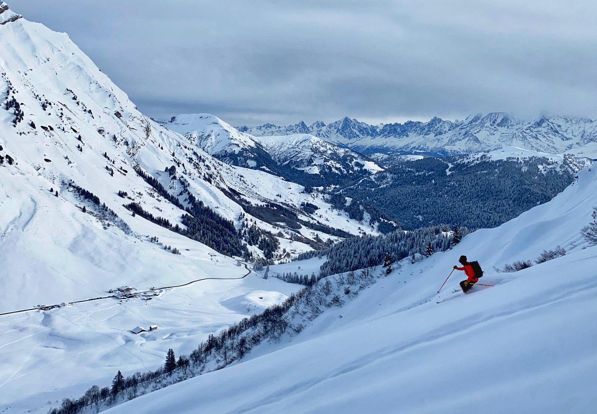 f_manners's tweet photo. A new year and a new area to explore ski touring. The Aravis has some cold and soft snow at the moment, more than Chamonix and so I have been escaping the crowds skinning up the piste and finding some beautiful hidden gems in other valleys #earnyourturns #skitouring #winter2021 https://t.co/BoRdVZhcuA