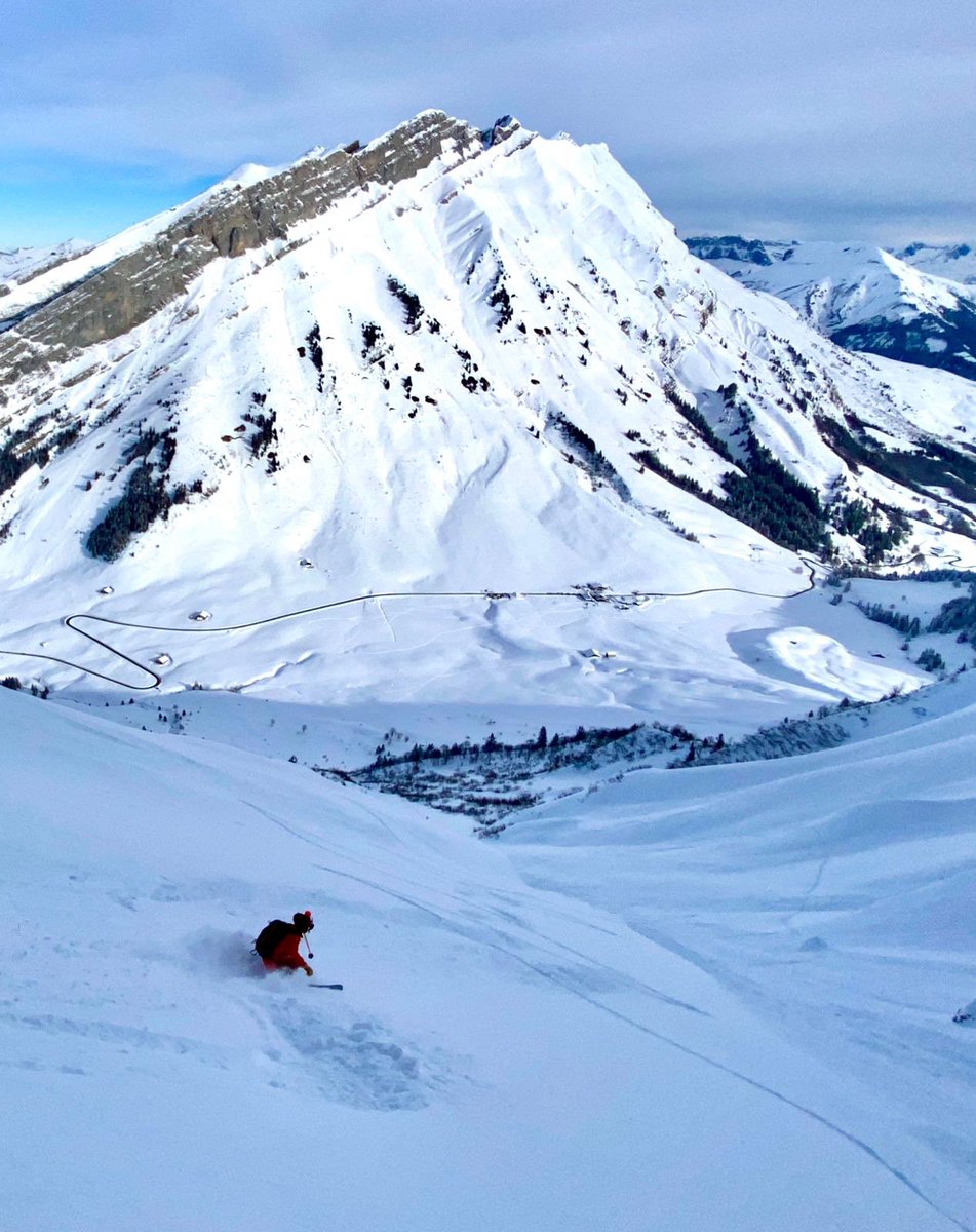 f_manners's tweet photo. A new year and a new area to explore ski touring. The Aravis has some cold and soft snow at the moment, more than Chamonix and so I have been escaping the crowds skinning up the piste and finding some beautiful hidden gems in other valleys #earnyourturns #skitouring #winter2021 https://t.co/BoRdVZhcuA