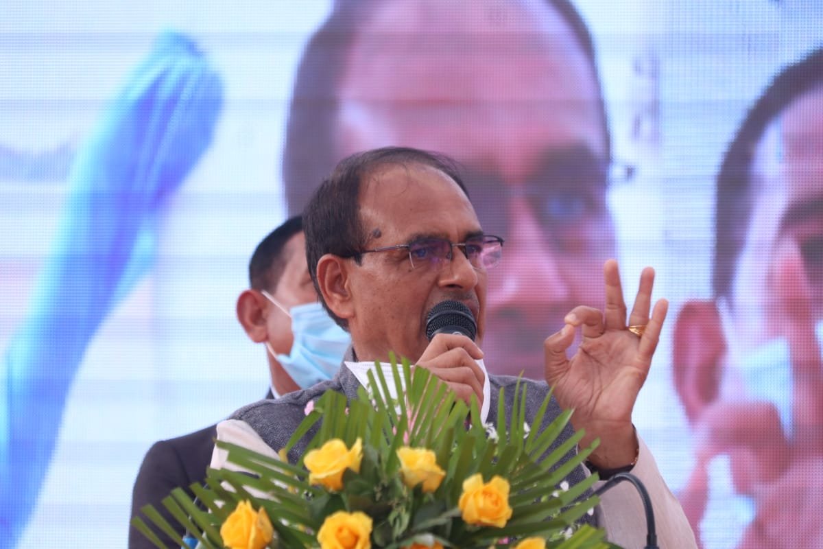 अंतर्राष्ट्रीय कार्गो टर्मिनल से हमारे निर्माण की गतिविधियों को बल मिलेगा, हमारे किसान अपने फल-सब्ज़ियों को एक्सपोर्ट कर पाएंगे। इससे इंदौर के विकास को भी पंख लगेंगे।: मुख्यमंत्री श्री <a href="/ChouhanShivraj/">Shivraj Singh Chouhan</a>