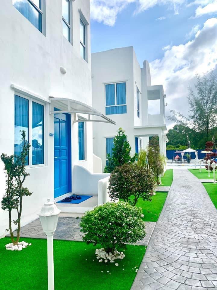 SukoJalan's tweet photo. Hi, korang.
Kalau teringin nak bercuti ala² santorini, greece. Korang boleh dtg resort ni. Bleh la berangan kejap kt oversea. Tp ni dekat Malaysia je guys. 🇲🇾

📍The Amanjena Resort📍
Lot 3357, Jalan Pengkalan Balak
Pengkalan Balak,
78300 Masjid Tanah
Melaka

Kredit : Fiza Razak https://t.co/1Djfd4tdWY
